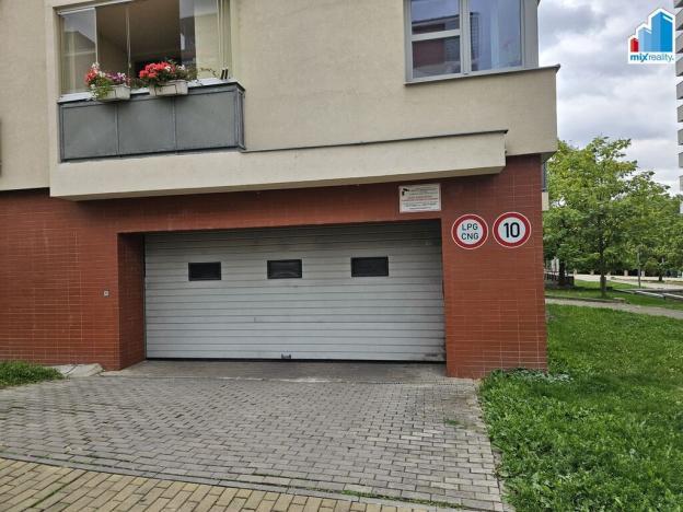 Pronájem garážového stání, Plzeň, Na Chmelnicích, 18 m2