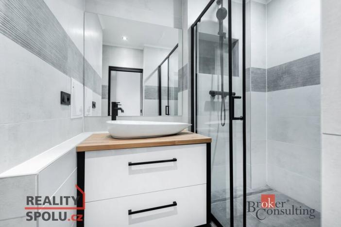 Pronájem bytu 1+kk, Hradec Králové - Nový Hradec Králové, Brožíkova, 31 m2