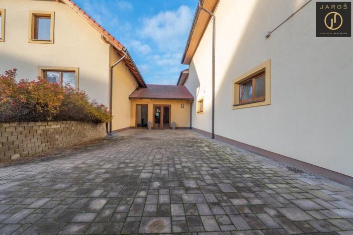 Pronájem kanceláře, Buštěhrad, Náměstí, 576 m2