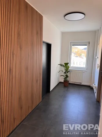Pronájem obchodního prostoru, Jablonec nad Nisou, Komenského, 19 m2