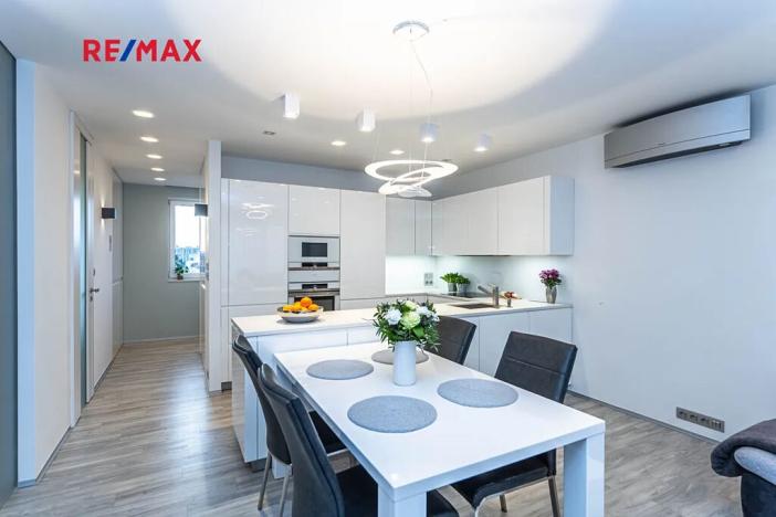 Pronájem bytu 2+kk, Praha - Strašnice, Novostrašnická, 68 m2