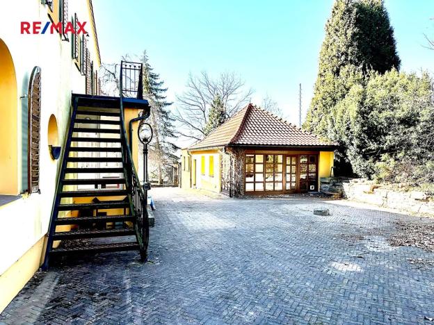 Pronájem vily, Perštejn, 700 m2