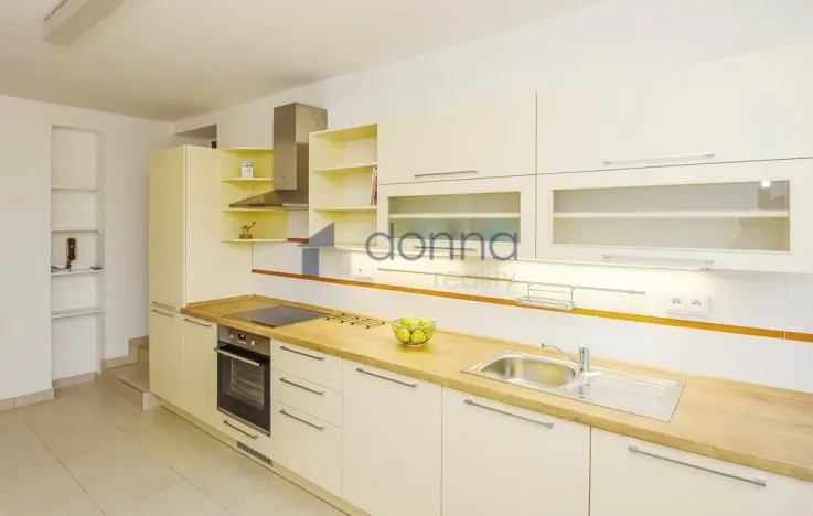 Pronájem rodinného domu, Praha, Nad šejdrem, 252 m2