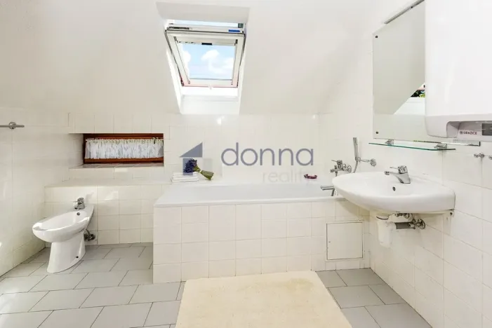 Pronájem rodinného domu, Praha, Nad šejdrem, 252 m2