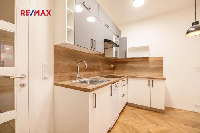 Pronájem bytu 2+kk, Praha - Vinohrady, Záhřebská, 49 m2
