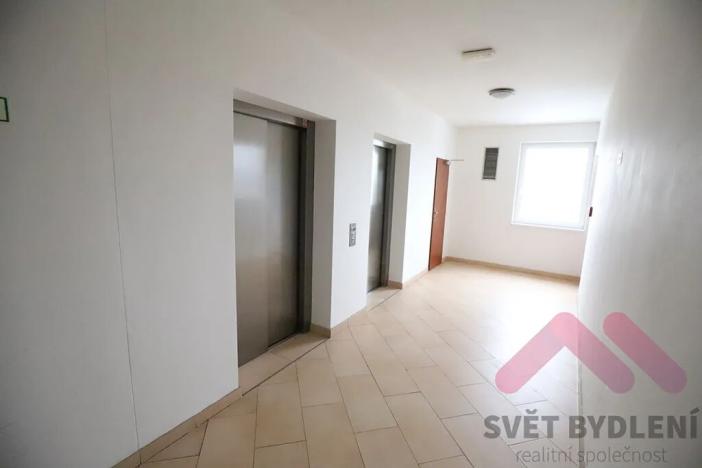 Pronájem bytu 1+kk, Praha - Hloubětín, Nademlejnská, 32 m2