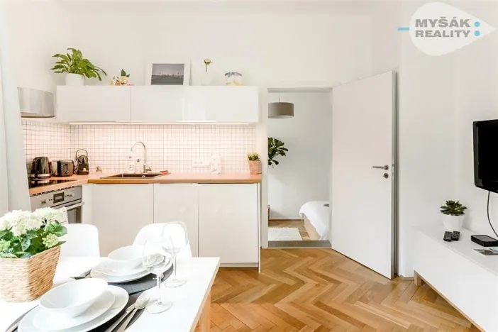 Pronájem bytu 2+kk, Praha, Rumunská, 45 m2
