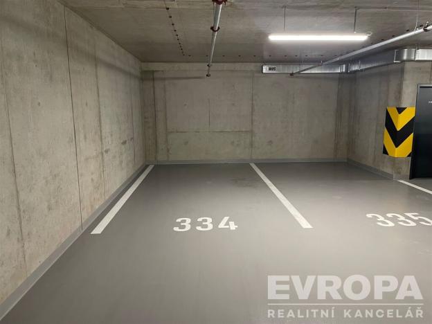 Pronájem garážového stání, Praha - Strašnice, Ramonova, 16 m2