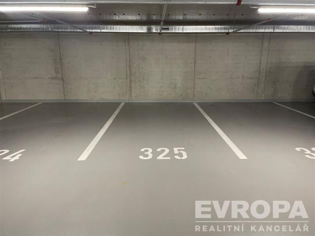 Pronájem garážového stání, Praha - Strašnice, Ramonova, 16 m2