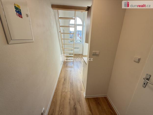 Pronájem bytu 1+1, Praha - Smíchov, Na Valentince, 35 m2