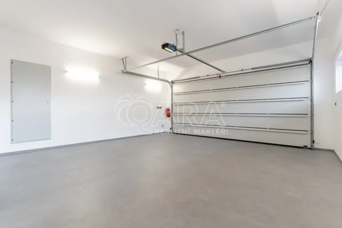 Pronájem rodinného domu, Vestec, V Lukách, 313 m2