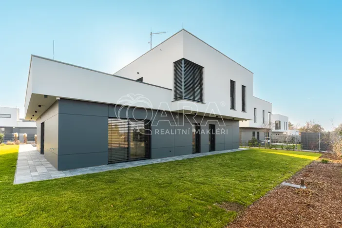 Pronájem rodinného domu, Vestec, V Lukách, 313 m2