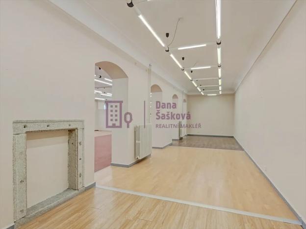 Pronájem obchodního prostoru, Jindřichův Hradec, nám. Míru, 525 m2