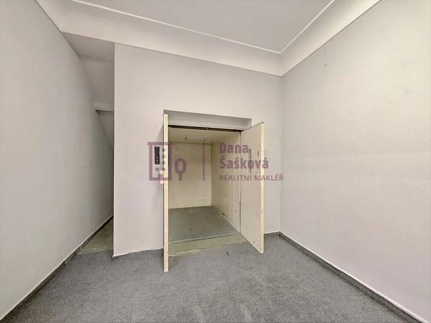 Pronájem obchodního prostoru, Jindřichův Hradec, nám. Míru, 525 m2