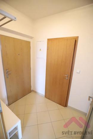 Pronájem bytu 1+kk, Praha - Hloubětín, Nademlejnská, 33 m2