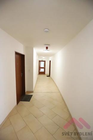 Pronájem bytu 1+kk, Praha - Hloubětín, Nademlejnská, 33 m2