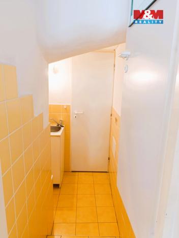 Pronájem obchodního prostoru, Tišnov, nám. Komenského, 21 m2