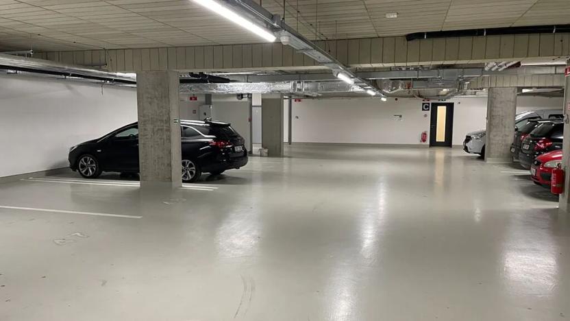 Pronájem garážového stání, Brno, Ghegova, 13 m2