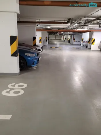 Pronájem garážového stání, Praha, Názovská, 18 m2