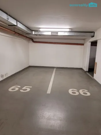 Pronájem garážového stání, Praha, Názovská, 18 m2