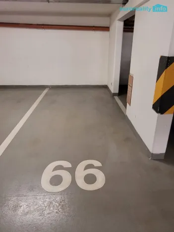 Pronájem garážového stání, Praha, Názovská, 18 m2