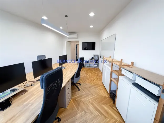 Pronájem kanceláře, Hradec Králové, třída Karla IV., 135 m2