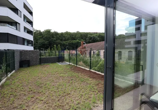 Pronájem bytu 1+kk, Praha, U Sluncové, 38 m2