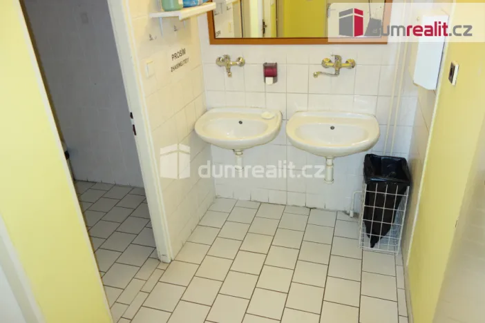 Pronájem obchodního prostoru, Břeclav, náměstí T. G. Masaryka, 15 m2