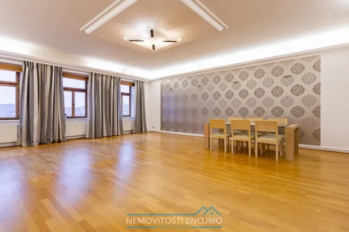 Pronájem atypického bytu, Znojmo, Horní náměstí, 260 m2