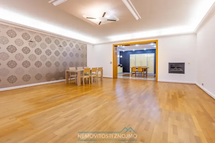 Pronájem atypického bytu, Znojmo, Horní náměstí, 260 m2