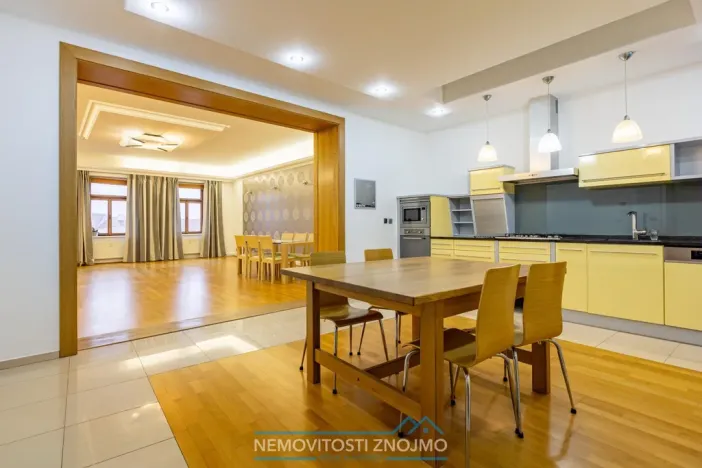 Pronájem atypického bytu, Znojmo, Horní náměstí, 260 m2