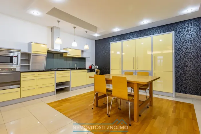 Pronájem atypického bytu, Znojmo, Horní náměstí, 260 m2