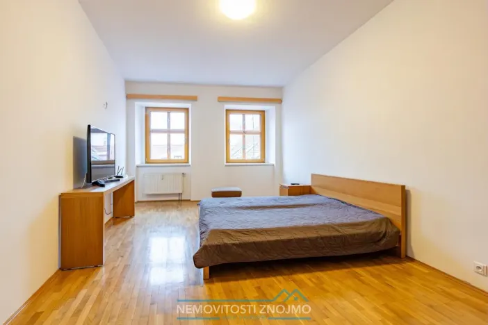 Pronájem atypického bytu, Znojmo, Horní náměstí, 260 m2