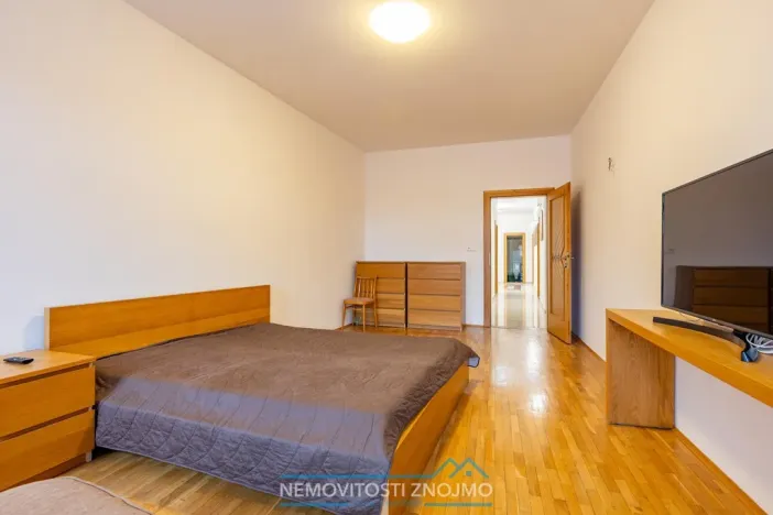 Pronájem atypického bytu, Znojmo, Horní náměstí, 260 m2