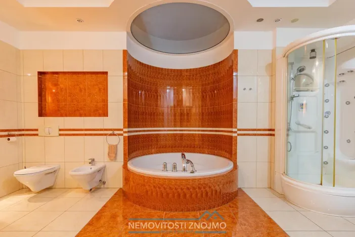 Pronájem atypického bytu, Znojmo, Horní náměstí, 260 m2