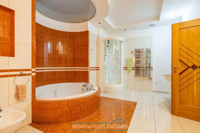 Pronájem atypického bytu, Znojmo, Horní náměstí, 260 m2