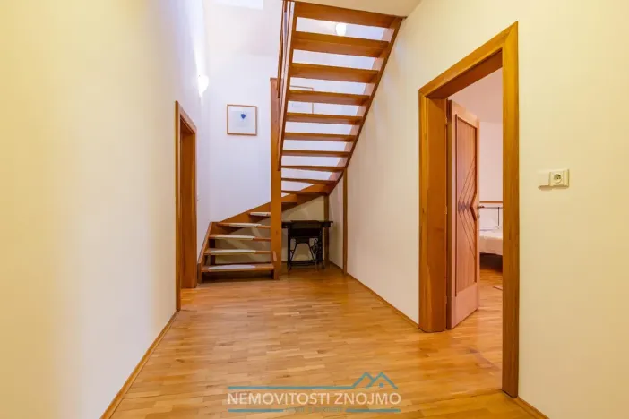 Pronájem atypického bytu, Znojmo, Horní náměstí, 260 m2