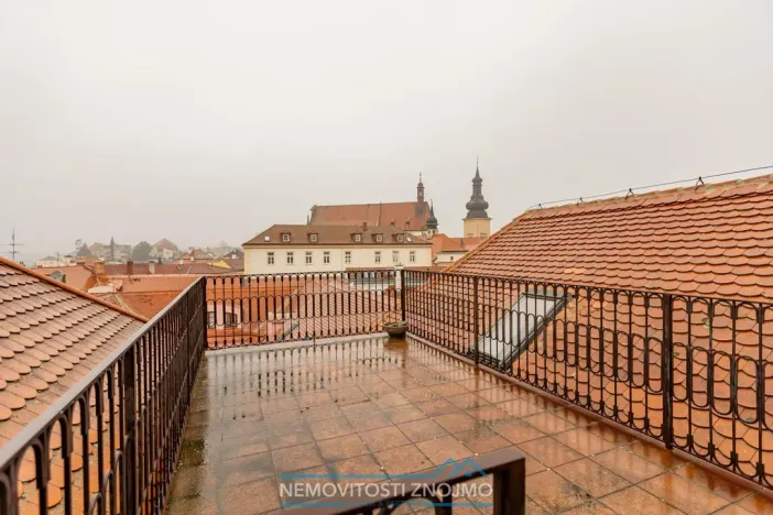Pronájem atypického bytu, Znojmo, Horní náměstí, 260 m2