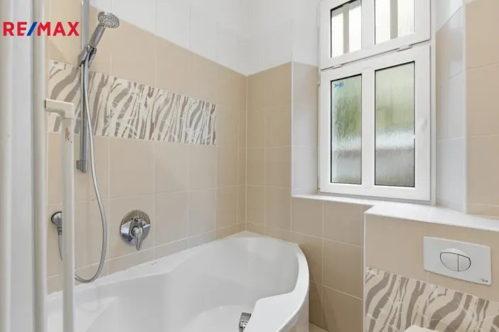 Prodej bytu 4+1, Karlovy Vary, Ondříčkova, 87 m2