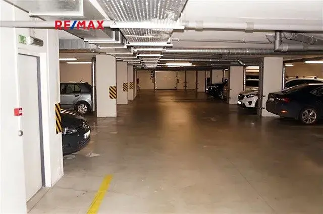 Pronájem garážového stání, Praha - Libeň, Nad Okrouhlíkem, 16 m2