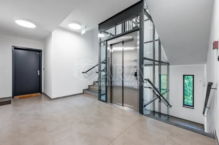 Pronájem bytu 1+kk, Praha, Pobřežní, 35 m2