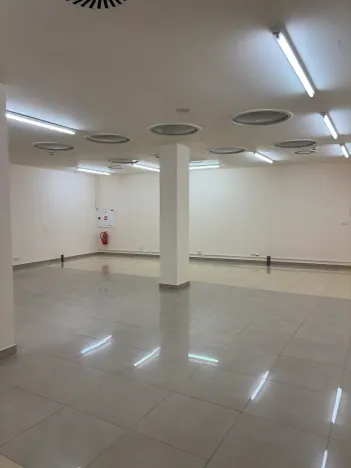 Prodej obchodního prostoru, Karlovy Vary, Divadelní náměstí, 100 m2