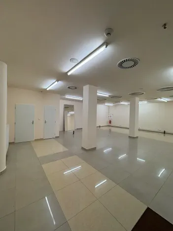 Prodej obchodního prostoru, Karlovy Vary, Divadelní náměstí, 100 m2