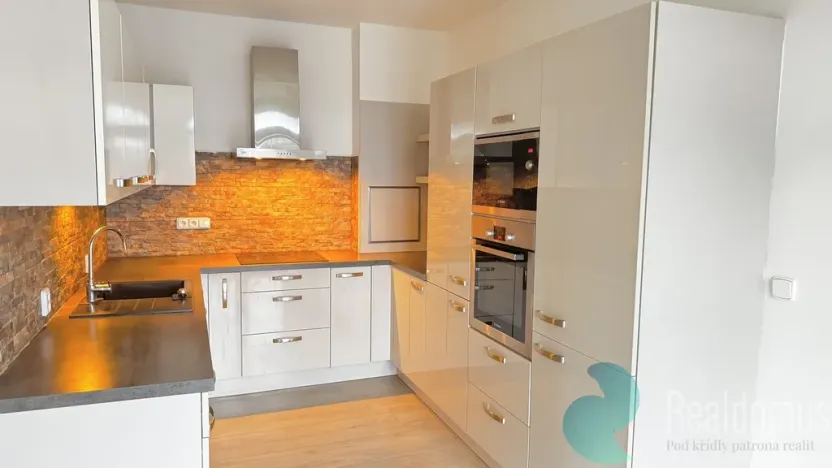 Pronájem bytu 2+1, Včelná, 79 m2