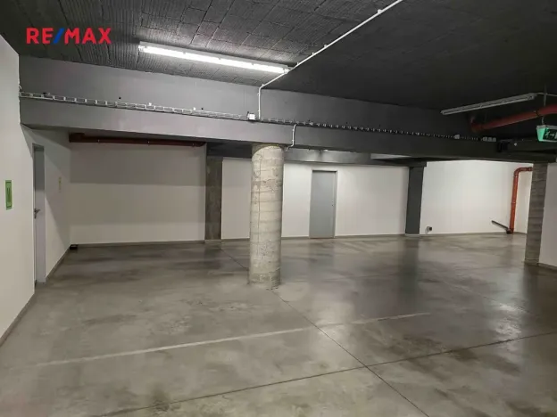 Pronájem garážového stání, Kolín, Antonína Dvořáka, 12 m2