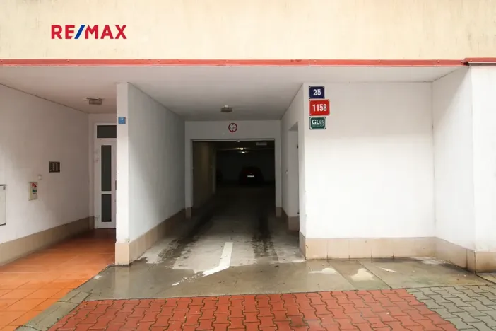 Pronájem garážového stání, Praha - Podolí, Sinkulova, 12 m2