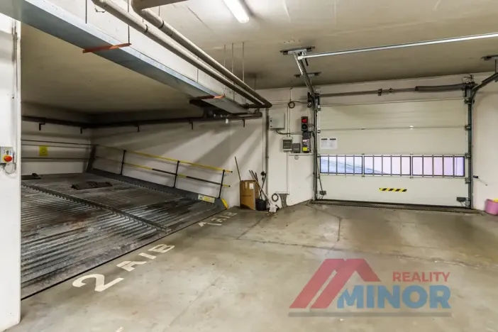 Pronájem garážového stání, Praha - Libeň, Na žertvách, 13 m2