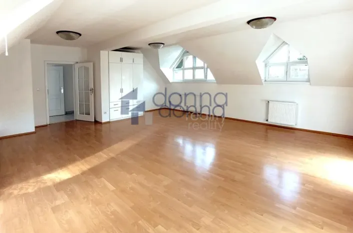 Pronájem rodinného domu, Praha, K vinicím, 251 m2