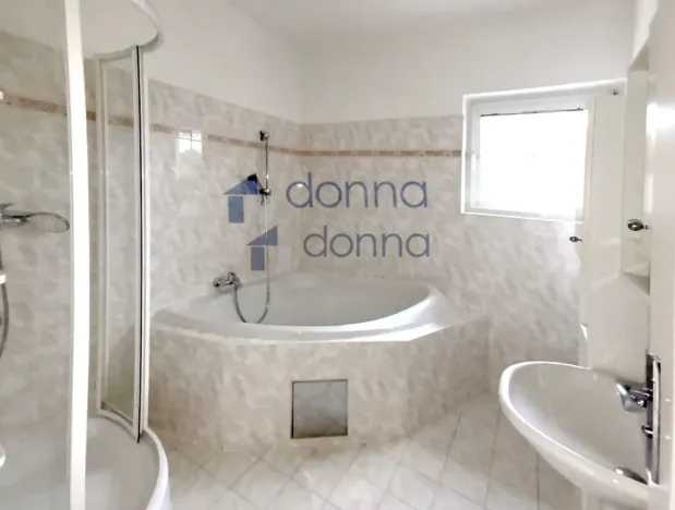 Pronájem rodinného domu, Praha, K vinicím, 251 m2