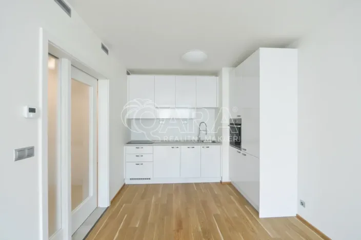 Pronájem bytu 2+kk, Praha - Vysočany, Sokolovská, 54 m2